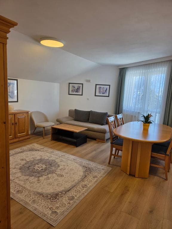 Spacious 2 bedroom apartment L